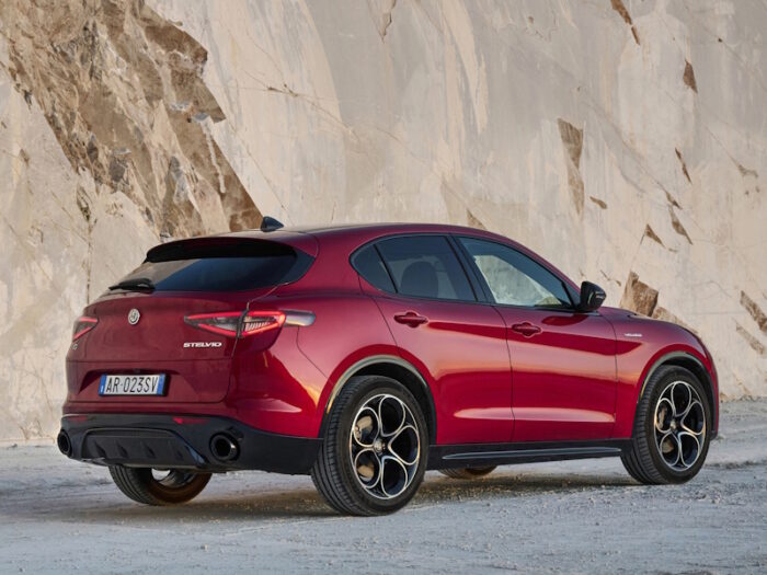 Alfa Romeo Stelvio (2023) - Image 2