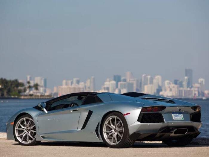 Lamborghini Aventador (2015) LP 700-4 Roadster - Image 2