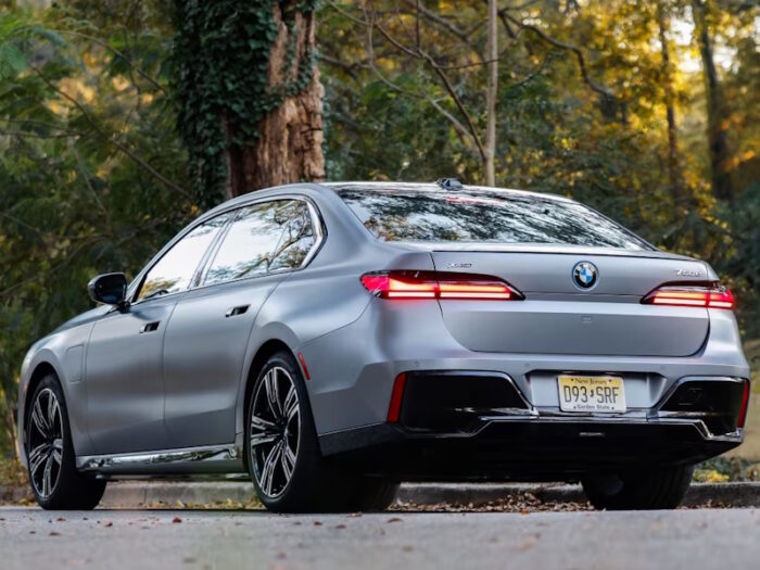 BMW 7 Series (2023) 750e M-Sport - Image 2