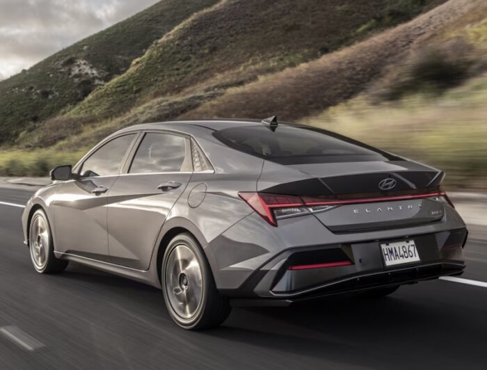 Hyundai Elantra (2023) Limited - Image 2