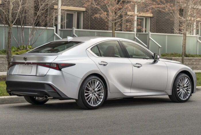 Lexus IS (2021) - Image 2