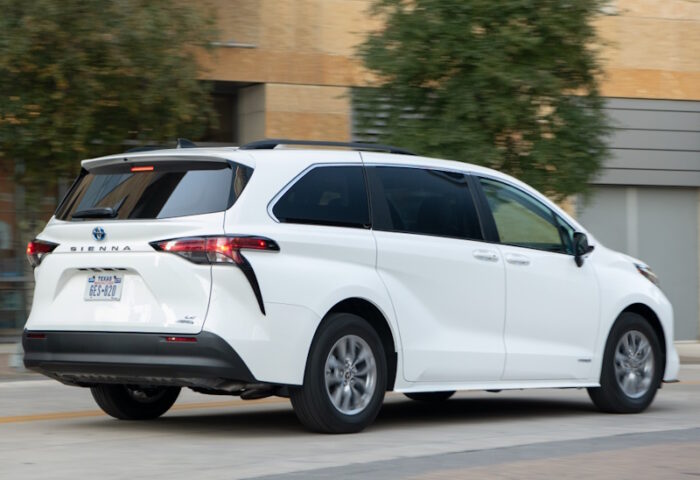 Toyota Sienna (2020) LE - Image 2