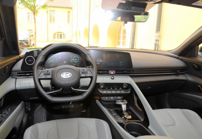 Hyundai Elantra (2023) china Interior - Image 2