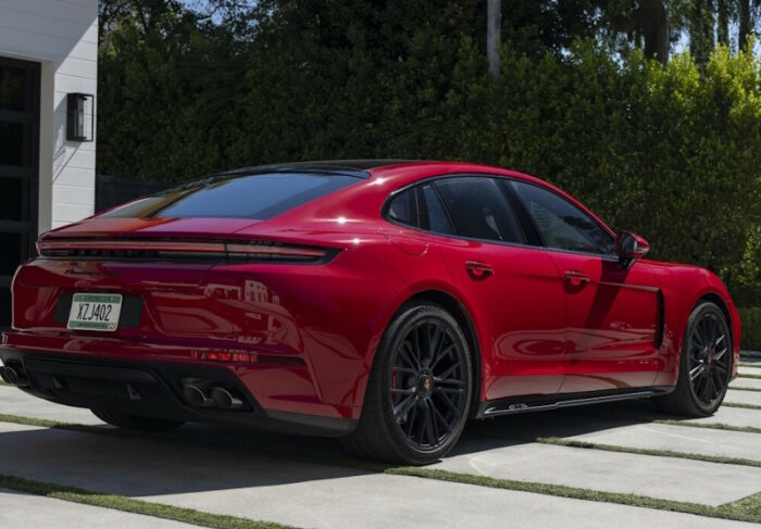 Porsche Panamera (2024) GTS - Image 2